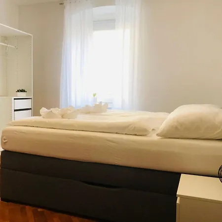 Apartment In Zentraler Lage - Nur Wenige Minuten Zum Und Stadt By Interhome