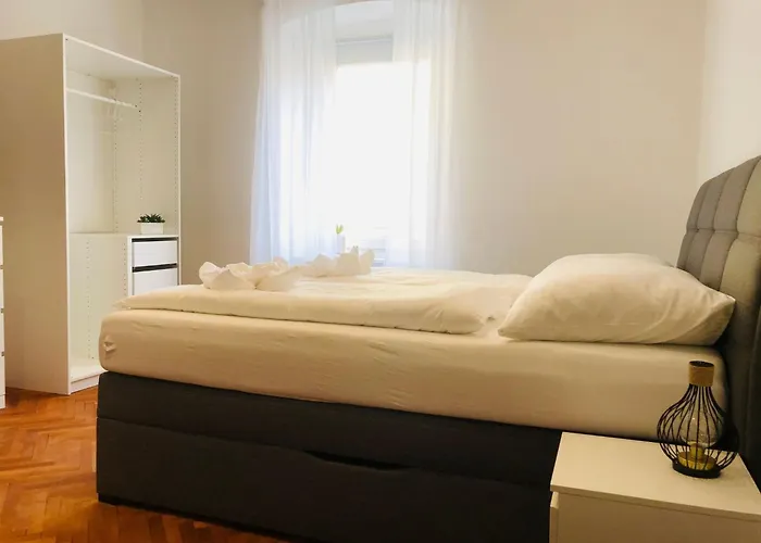 Apartment In Zentraler Lage - Nur Wenige Minuten Zum Und Stadt By Interhome