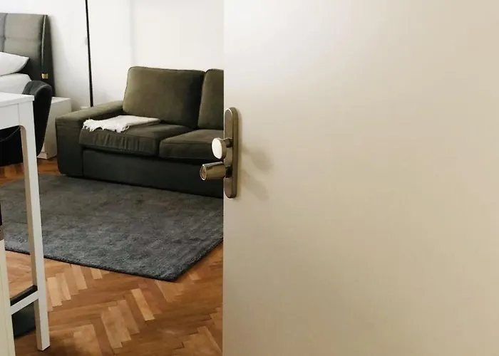 Apartment In Zentraler Lage - Nur Wenige Minuten Zum Und Stadt By Interhome *