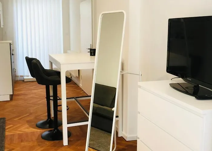 In Zentraler Lage - Nur Wenige Minuten Zum Und Stadt By Interhome Gmunden